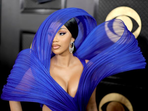Số đo 3 vòng nghẹt thở cùng phong cách thời trang 'chẳng giống ai' của Cardi B, nữ ca sĩ ném micro vào đầu khán giả