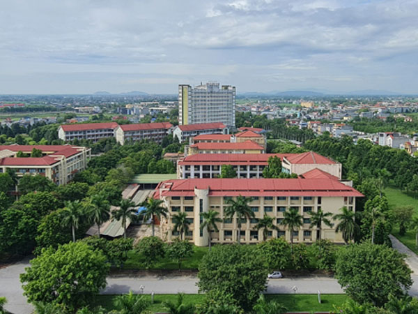 Hai trường đại học lên tiếng trước thông tin đột ngột dừng tuyển sinh vào phút chót