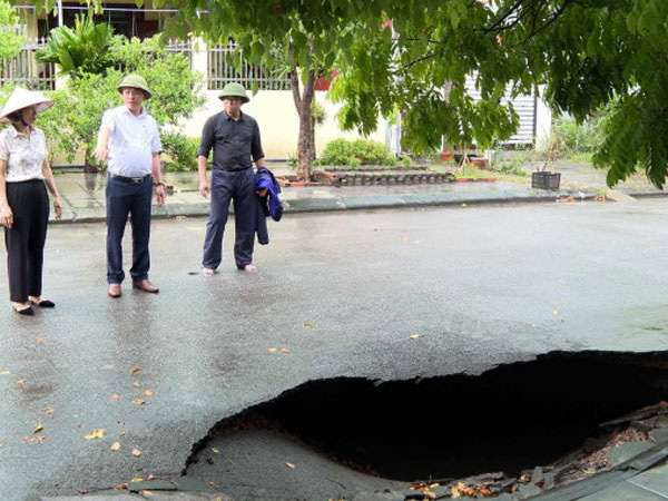 'Hố tử thần' xuất hiện sau mưa lớn, Quảng Ninh khẩn cấp di dời dân