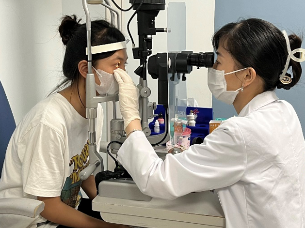 Mắt cô gái Hà Nội 'khô như bà lão 70 tuổi' vì đeo kính áp tròng