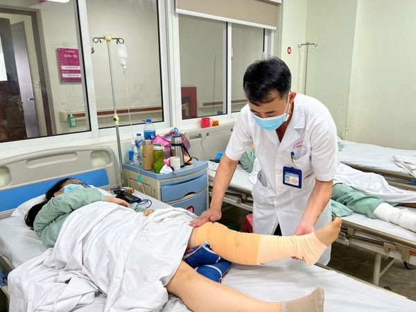 Thiếu nữ 16 tuổi mắc bệnh hiếm gặp, dịch khớp màu đỏ như máu