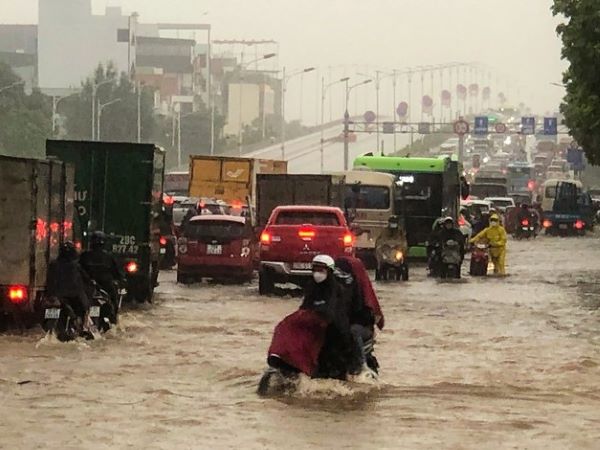 Đường phố thành sông, giao thông tê liệt trong trận mưa lớn