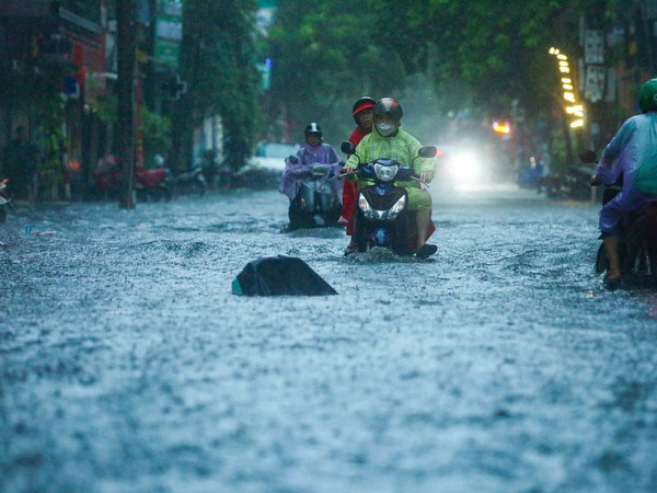 Mưa to khắp nơi trên cả nước, đe doạ ngập lụt, sạt lở đất