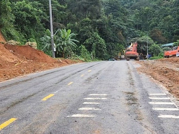 Thông xe trên đèo Bảo Lộc sau 2 ngày gián đoạn do sạt lở kinh hoàng