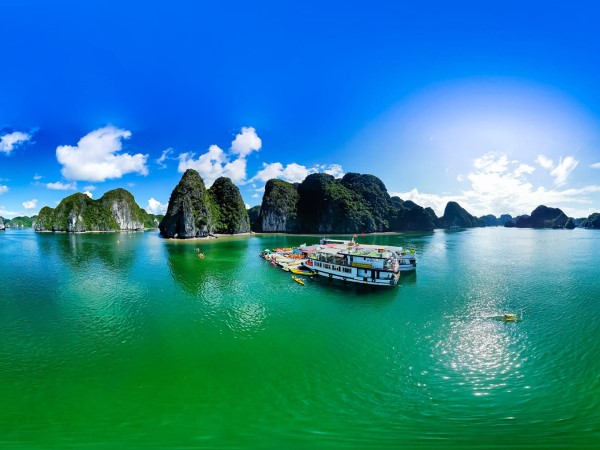 Khám phá vịnh biển mang ý nghĩa ‘đóa hoa lan hạ xuống trần thế’