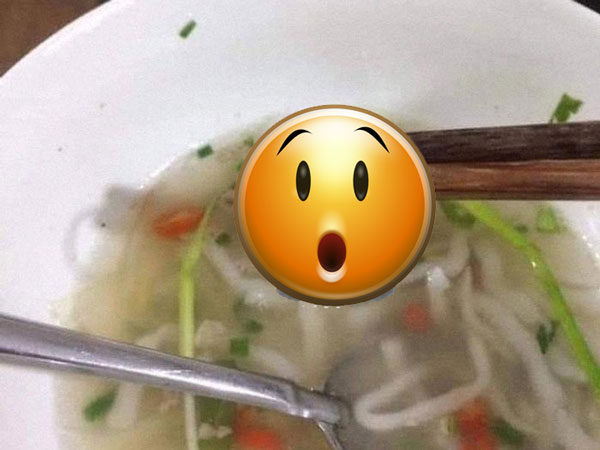 Vị khách tỏ ra hào hứng dù phát hiện vật thể lạ trong tô phở, lý do cực đặc biệt
