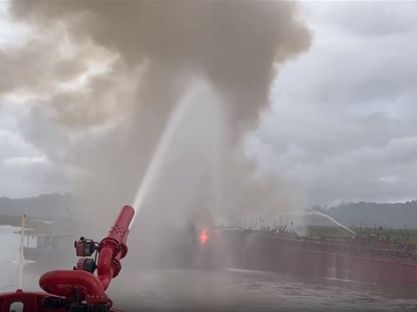 Cháy tàu du lịch, 6 thuyền viên nhảy xuống biển