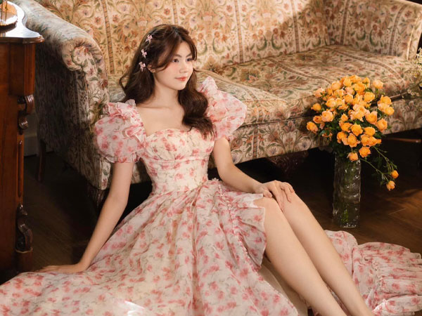 Hậu sinh nhật, con gái út Quyền Linh khoe ảnh đời thường, chân nuột nhất dàn bạn học, eo bé chỉ 1 gang tay