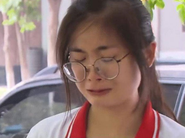 Nữ sinh bị ép thôi học ngay trước kỳ thi ĐH, bất lực chấp nhận để cứu mẹ đau đớn do bệnh tật