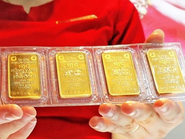 Giá vàng thế giới lao dốc, trong nước bất ngờ tăng