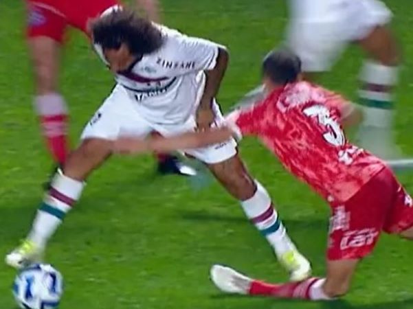 Cận cảnh Marcelo bật khóc sau pha làm đối thủ gãy chân kinh hoàng