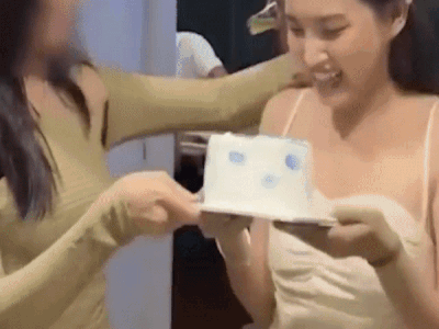 Ăn diện xinh đẹp đến dự sinh nhật, cô gái liền bỏ về vì trò đùa của nhóm bạn