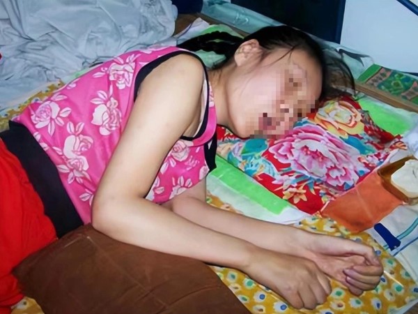 Người phụ nữ nằm liệt giường 20 năm để mẹ già chăm sóc, bất ngờ đứng lên được sau khi mẹ mất