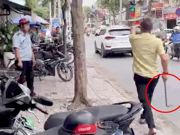 Xôn xao clip chủ tiệm tóc cầm xà beng đuổi, dọa đánh cán bộ phường