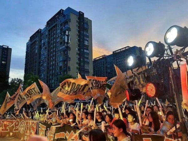 Fan Trung Quốc 'chịu chi': Vé concert ngang giá biệt thự, 'mua' cả đất trên mặt trăng cho idol