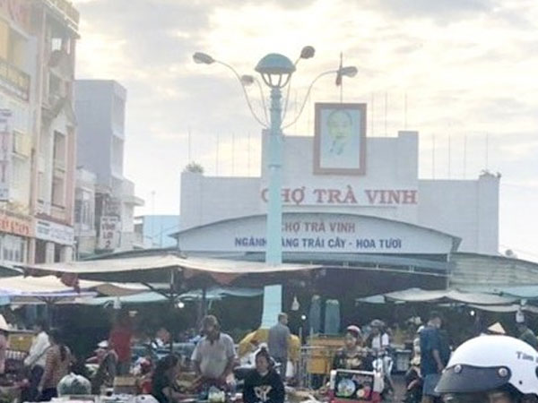 Cách chức phó giám đốc trung tâm văn hóa vì ném chất bẩn vào cửa hàng tiểu thương