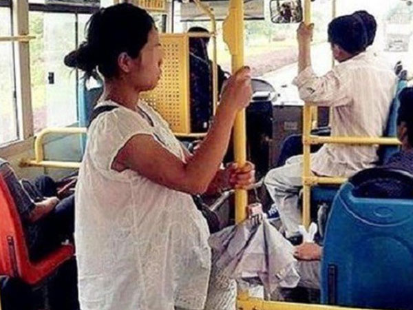 Con trai 6 tuổi không nhường ghế trên xe buýt cho bà bầu, lời nói của người mẹ khiến cả xe đồng tình