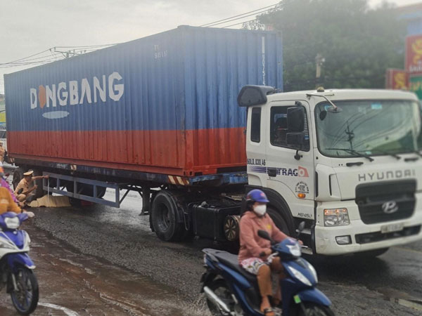 Bị cuốn vào gầm xe container, nam thanh niên tử vong thương tâm