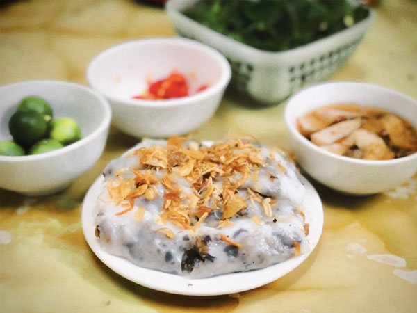 Quán bánh cuốn 'rẻ nhất Hà Nội' với tuổi đời hơn 40 năm
