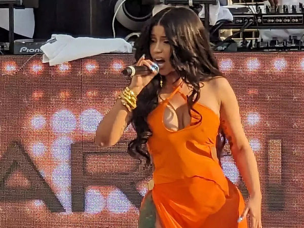 Ca sĩ Cardi B sẽ không bị buộc tội trong vụ ném micrô ở Las Vegas