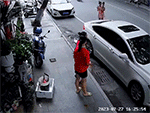 Bế con nhỏ đứng nghe điện thoại bên đường, người phụ nữ giật mình khi ngước nhìn lên trên