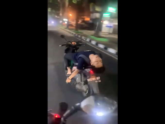 Mạng xã hội 'dậy sóng' với pha vừa lái xe máy vừa ngủ của một thanh niên 'báo'