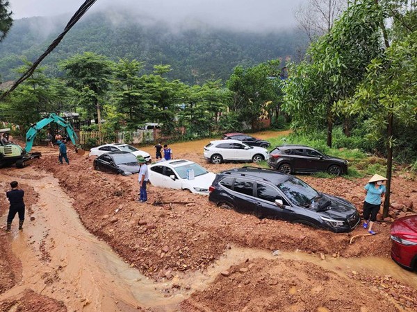 Cận cảnh giải cứu hàng loạt ôtô bị vùi lấp ở nơi nhiều vi phạm trật tự xây dựng