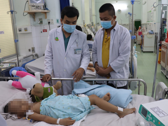 Hơn 10 bác sĩ mướt mồ hôi nhồi tim suốt 2 giờ cứu bé gái