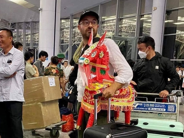 Sự thật sau bức ảnh 'ông Tây mua ngựa vàng mã Hà Nội về làm quà cho con gái' khiến dân mạng sửng sốt