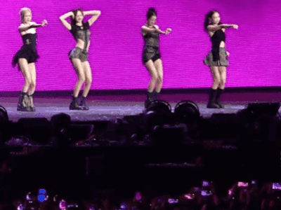 BLACKPINK đã đăng clip concert tại Hà Nội: Từ xe buýt đến nón lá đều xuất hiện, fan Việt càng xem càng xúc động!