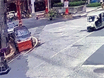 'Thót tim' khoảnh khắc cột điện đổ vào người đi đường khiến 3 người bị thương