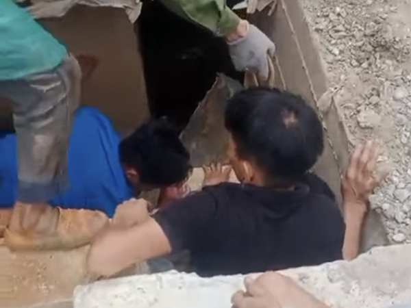 Nữ điều dưỡng rơi xuống hố sâu thi công