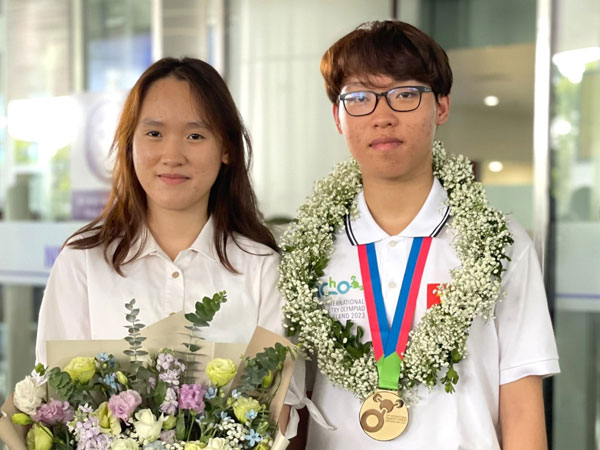 Gia đình Hà Nội liên tiếp nhận tin 2 con đạt Huy chương Vàng Olympic quốc tế
