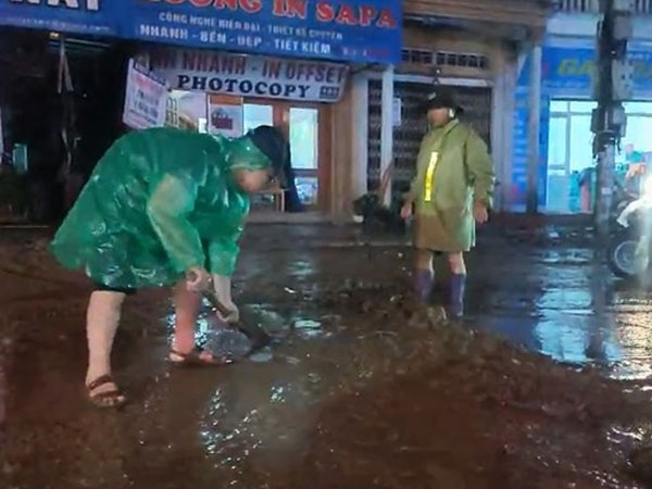 Sa Pa mưa lớn trong đêm, nhiều nơi bị ngập, bùn đất tràn vào nhà dân