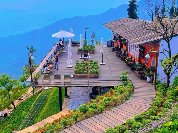 Tiệm cà phê nằm lưng chừng núi, khách vừa uống trà vừa săn mây ở Tam Đảo