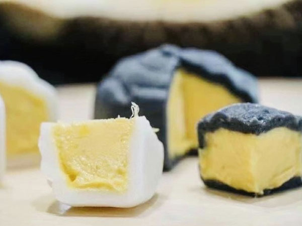 Bánh trung thu 'lạ' bán sớm, tưởng không ai mua hóa ra 'cháy' hàng