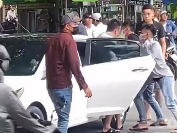 Nữ tiếp viên 16 tuổi bị nhóm người đi ô tô chặn bắt