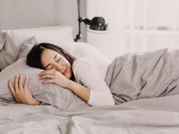 Trời nóng 40 độ vẫn đắp chăn ngang bụng khi đi ngủ, vì sao vậy?