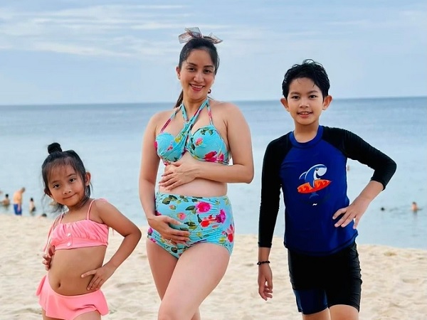 Khánh Thi diện bikini ở tháng thứ 8 thai kì, bày tỏ nỗi nhớ khi Phan Hiển xa nhà