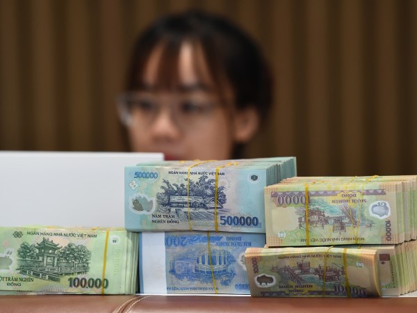 Lãi suất huy động giảm liên tục, gửi tiền ngân hàng nào có lợi nhất?