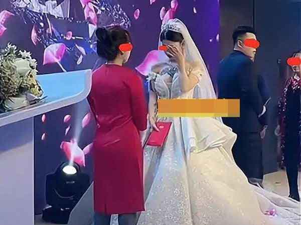 Hình xăm trên ngực cô dâu bị quan khách bàn tán, mẹ chồng có hành động khiến cô bật khóc