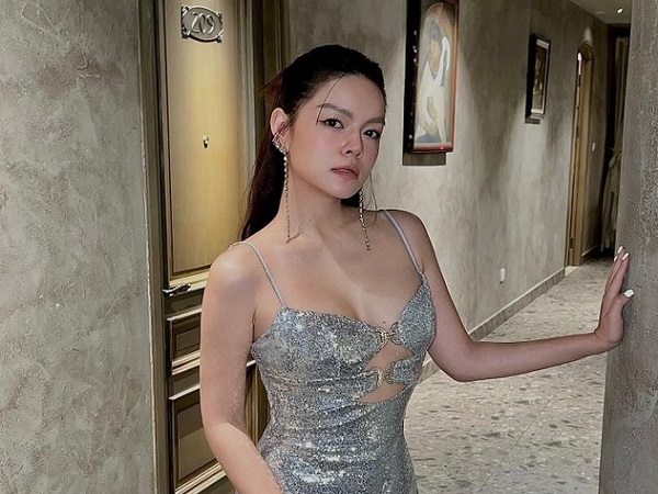 Phạm Quỳnh Anh chăm khoe vòng một trễ nải