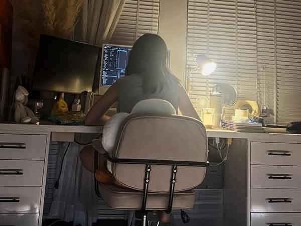 Phương Nga vừa uống trà sữa vừa chăm học, netizen thốt lên: 'Á hậu này mới xứng'