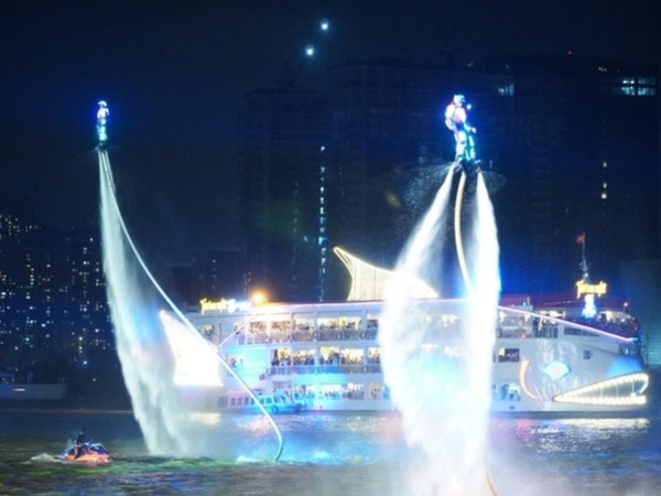Choáng ngợp màn biểu diễn flyboard kết hợp ánh sáng nghệ thuật trên sông Sài Gòn