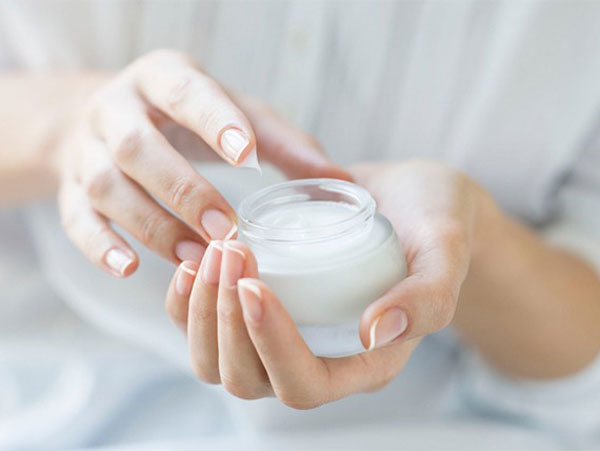 Dùng kem dưỡng thế nào để không bị mụn ẩn?