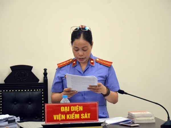 Nữ kiểm sát viên khóc khi đọc cáo trạng vụ cháy quán karaoke làm 3 cảnh sát hi sinh