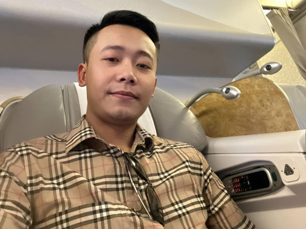 Quang Linh Vlogs bay hạng thương gia 100 triệu về Việt Nam nhưng cả chặng lại 'ngồi im thin thít' vì lí do này