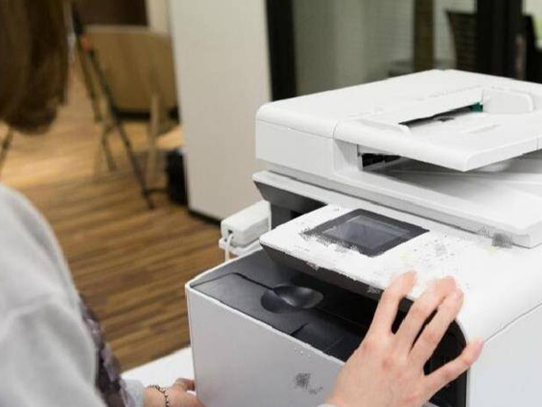 Nữ kế toán bị sa thải vì quên tắt máy in sau giờ làm việc