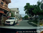 Bật cười với lý do tài xế khuyên người phụ nữ tìm ghế để ngồi giữa đường