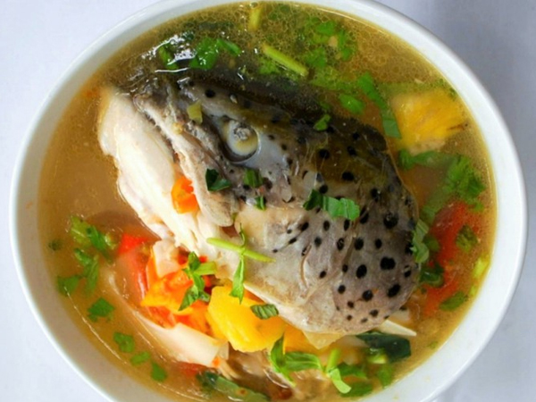 Canh chua đầu cá hồi đậm đà hương vị